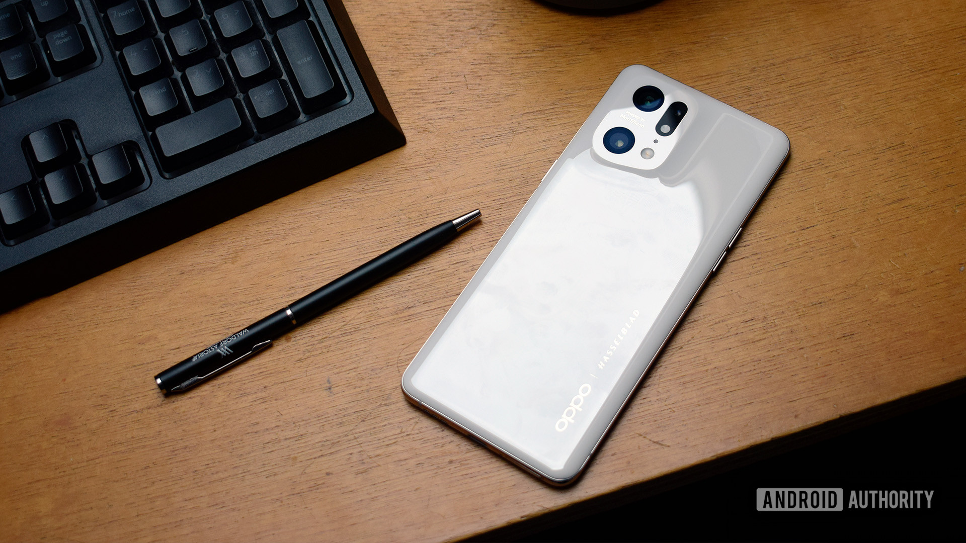 Oppo Find X5 Pro desk back Oppo Find X5 Pro desk back